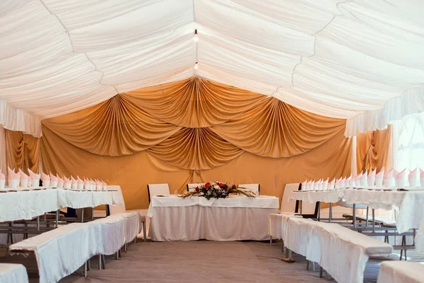 Interior Uma Decoração Casamento Pronto Para Convidados Mesa Com Buquê — Fotografia de Stock