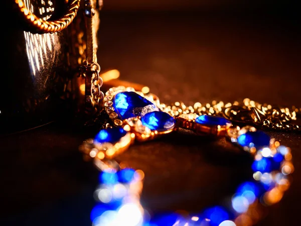 Primo Piano Una Collana Lusso Oro Con Pietre Blu — Foto Stock