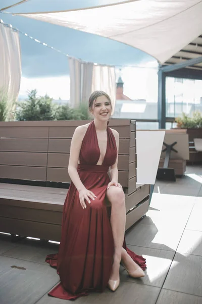 Una Hermosa Mujer Caucásica Sexy Vestido Rojo Sin Espalda Sentado —  Fotos de Stock