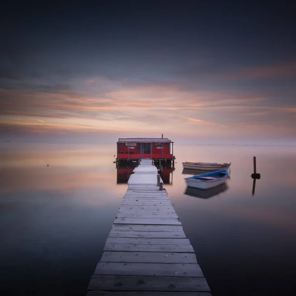 Träbrygga Med Liten Fiskmarknad Havet Med Lång Exponering Solnedgången — Stockfoto