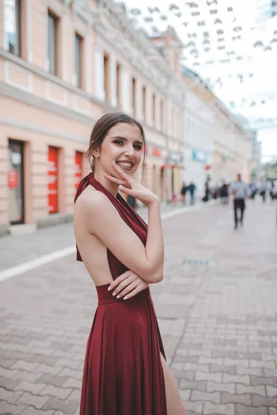 Beautiful Sexy Caucasian Woman Red Backless Gown Posing Outdoors — 스톡 사진