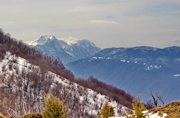 Ein Atemberaubender Blick Auf Wunderschöne Schneebedeckte Berge Unter Einem Bewölkten — Stockfoto