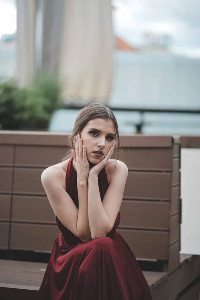 Beautiful Sexy Caucasian Woman Red Backless Gown Sitting Outdoor Cafe — Stock Photo, Image