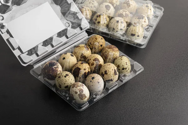 Разбросанные Яйца Перепела Прозрачной Пластиковой Упаковке — стоковое фото