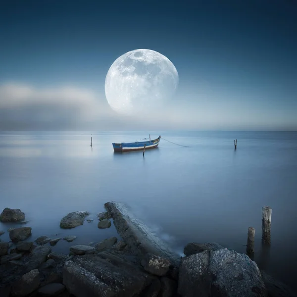 위푸른 하늘에 보름달 과내가 — 스톡 사진