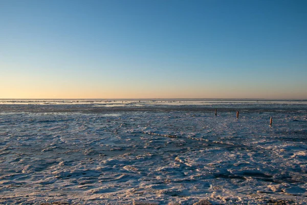 Een Prachtig Landschap Aan Zee Winter Tegen Een Blauwe Hemel — Stockfoto