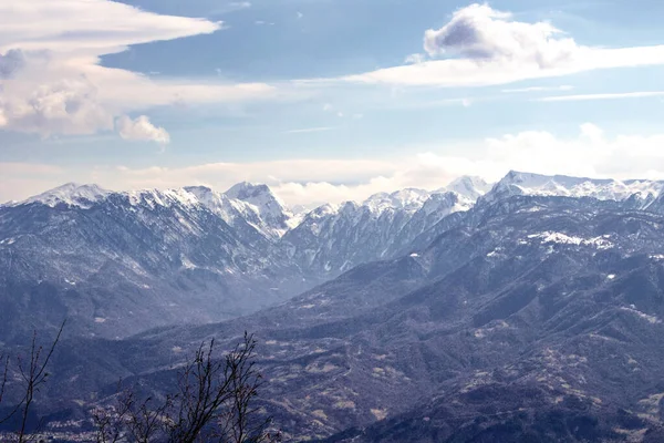 曇り空の下で美しい雪をかぶった山々の素晴らしい景色 — ストック写真