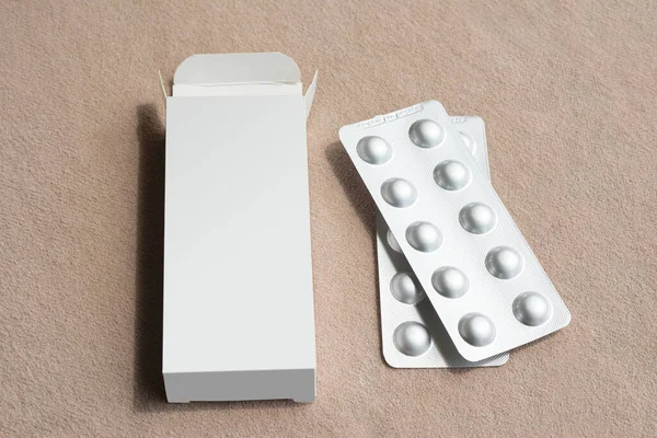 Pillbox Con Dos Panes Tabletas Sobre Fondo Marrón Claro — Foto de Stock