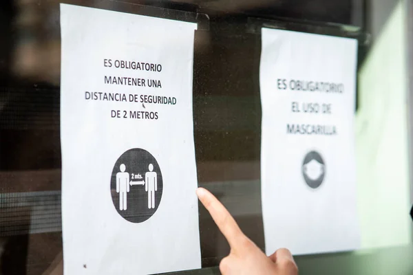 스페인에서 유행하고 코로나 바이러스를 수단으로 전거리 가리키는 코카서스 — 스톡 사진