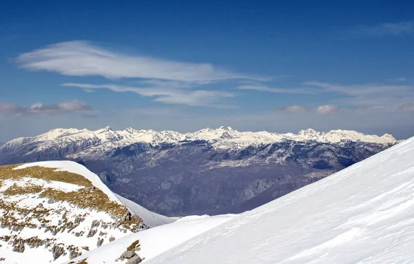 美丽的白雪覆盖的高山美景令人惊叹 — 图库照片