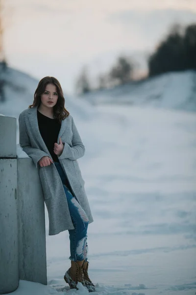 Mělké Zaměření Dospělé Brunetky Džínách Kabátem Svetrem Lese Pokrytém Sněhem — Stock fotografie