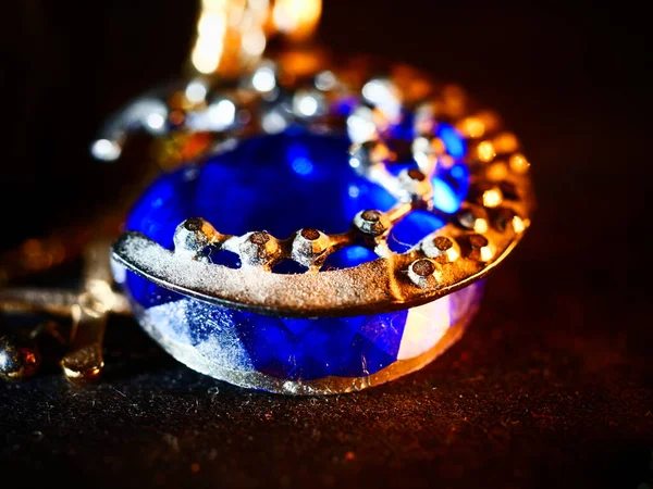 一条镶有蓝色宝石的金项链的特写镜头 — 图库照片