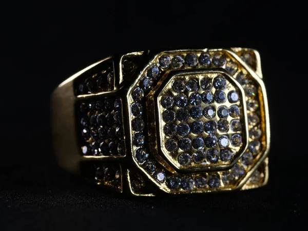Detailní Záběr Pánského Prstenu Posázeného Diamanty Izolovanými Černém Pozadí — Stock fotografie