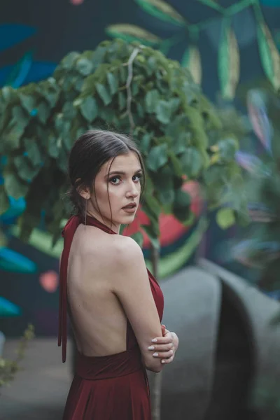 Een Mooie Sexy Blanke Vrouw Een Rode Backless Jurk Poseren — Stockfoto