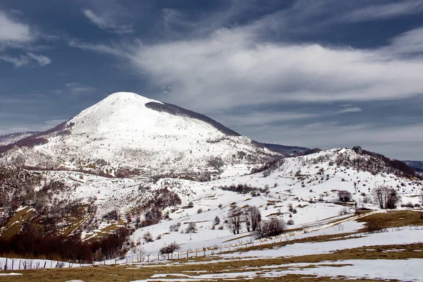 Fantastisk Utsikt Över Vackra Snötäckta Berg Molnig Himmel — Stockfoto