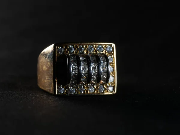 Egy Közelkép Egy Férfi Gyűrűről Fekete Alapon Elszigetelt Gyémántokkal Körülvéve — Stock Fotó