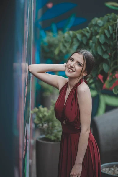 Une Belle Femme Caucasienne Sexy Dans Une Robe Rouge Sans — Photo