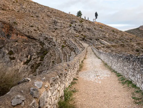 Caminho Rural Estreito Com Uma Cerca Pedra Construída Uma Montanha — Fotografia de Stock