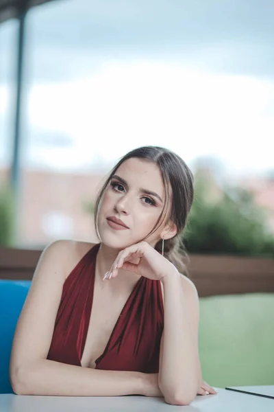 Uma Bela Mulher Caucasiana Sexy Vestido Sem Costas Vermelho Sentado — Fotografia de Stock