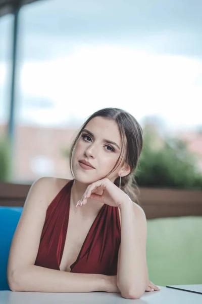 Beautiful Sexy Caucasian Woman Red Backless Gown Sitting Outdoor Cafe — Stock Photo, Image