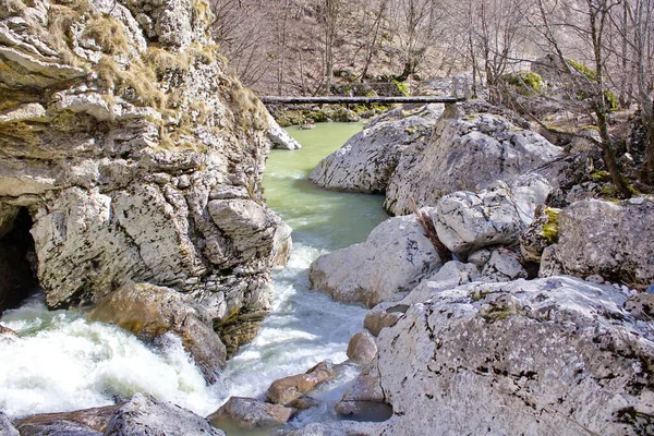 Een Prachtig Uitzicht Rivier Die Enorme Rotsen Stroomt — Stockfoto