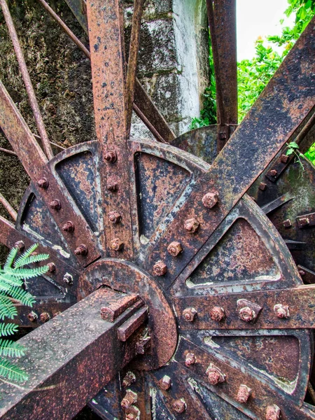 Primer Plano Una Vieja Rueda Metal Oxidada Abandonada —  Fotos de Stock