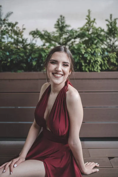 Uma Bela Mulher Caucasiana Sexy Vestido Sem Costas Vermelho Sentado — Fotografia de Stock