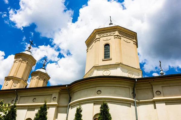 Sebuah Sho Sudut Rendah Dari Sebuah Gereja Ortodoks Dekat Bucharest — Stok Foto