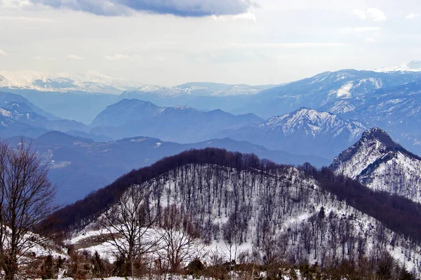 Fantastisk Utsikt Över Vackra Snötäckta Berg Molnig Himmel — Stockfoto