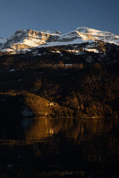 Una Scena Tranquillo Lago Con Riflesso Colline Sul Lungomare — Foto Stock