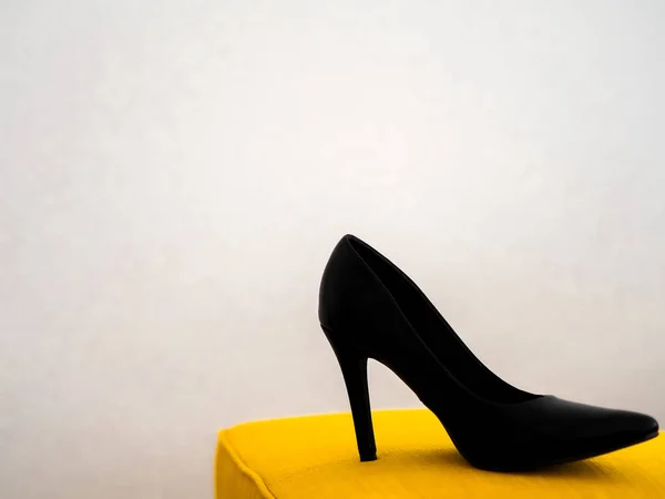 Les Élégants Talons Noirs Sur Une Chaise Pouf Jaune Sur — Photo