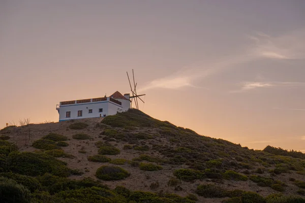 Ηλιοβασίλεμα Πάνω Από Τον Ανεμόμυλο Ένα Λόφο Στην Πορτογαλία — Φωτογραφία Αρχείου
