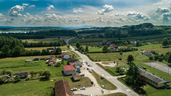 Légi Kilátás Közlekedési Utak Közepette Zöld Mezők Erdők Lakóépületek — Stock Fotó