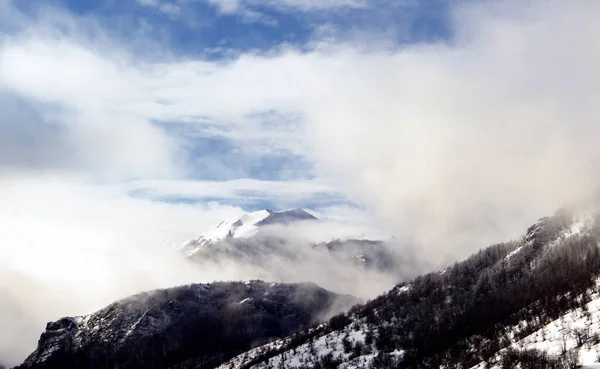 Een Prachtig Uitzicht Prachtige Besneeuwde Bergen Onder Een Bewolkte Hemel — Stockfoto