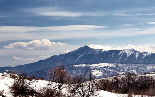 Ein Atemberaubender Blick Auf Wunderschöne Schneebedeckte Berge Unter Einem Bewölkten — Stockfoto