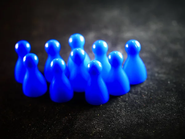 Eine Nahaufnahme Blauer Brettspielfiguren Auf Schwarzer Oberfläche — Stockfoto