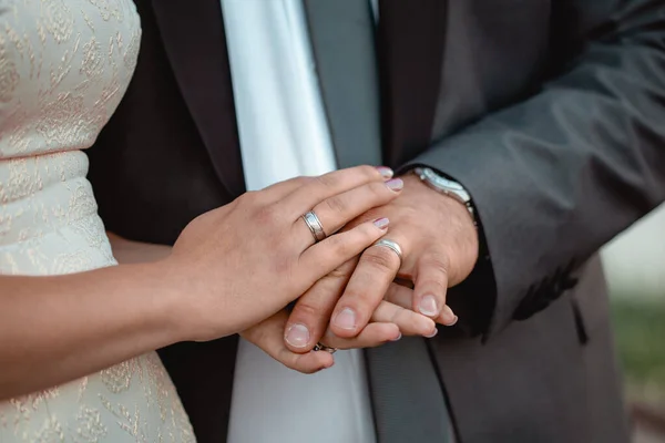 Nahaufnahme Eines Hochzeitspaares Das Händchen Hält Bräutigam Und Braut — Stockfoto