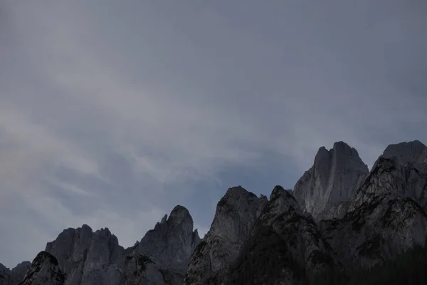 Ένα Απόκοσμο Τοπίο Από Βραχώδη Βουνά Arete Έναν Καθαρό Ουρανό — Φωτογραφία Αρχείου
