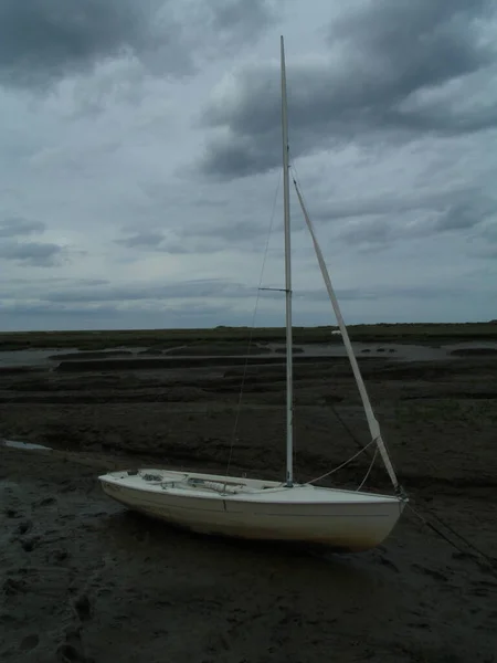 Vertical Shot Small Sailboat Muddy Ground Field Gloomy Sky Full — Stock Photo, Image