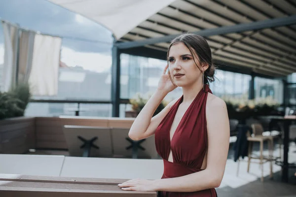 Beautiful Sexy Caucasian Woman Red Backless Gown Posing Outdoors — 스톡 사진