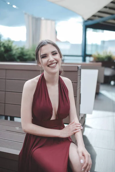 Uma Bela Mulher Caucasiana Sexy Vestido Sem Costas Vermelho Sentado — Fotografia de Stock
