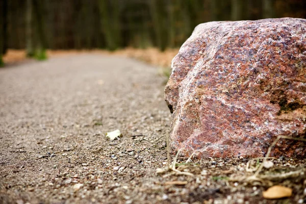 Nahaufnahme Eines Roten Felsens Rande Einer Straße — Stockfoto