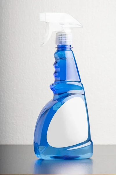 Eine Vertikale Aufnahme Einer Flasche Reinigungsflüssigkeit Auf Hellgrauem Hintergrund — Stockfoto