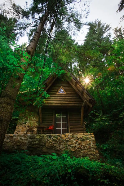 Schöne Aufnahme Einer Kleinen Holzhütte Mit Großen Fenstern Einem Fantastischen — Stockfoto