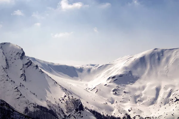 太陽の下で美しい雪に覆われた山々の素晴らしい景色 — ストック写真