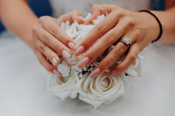 美しいブライダルブーケを持つ花嫁のクローズアップショット — ストック写真