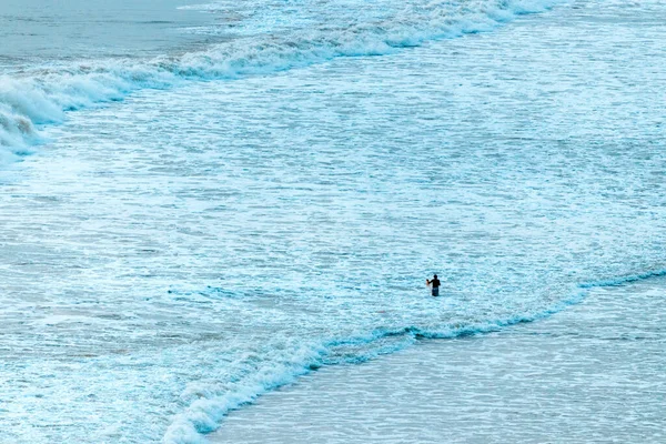 Kasvetli Bir Günde Sahilde Balık Ağıyla Okyanus Dalgaları Tarafından Yıkanan — Stok fotoğraf