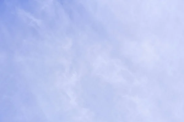 Een Prachtig Shot Van Een Lichtblauwe Lucht Met Dunne Wolken — Stockfoto