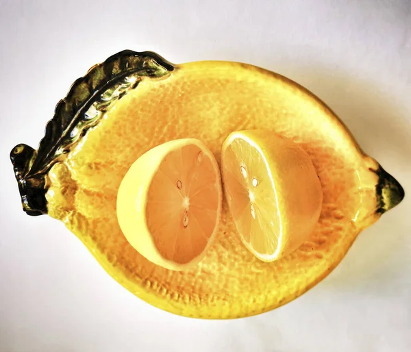 Suntikan Closeup Lemon Dalam Piring — Stok Foto
