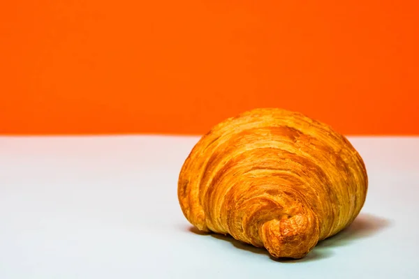 Крупный План Свежего Круассана Белооранжевом Фоне Французская Концепция Завтрака — стоковое фото